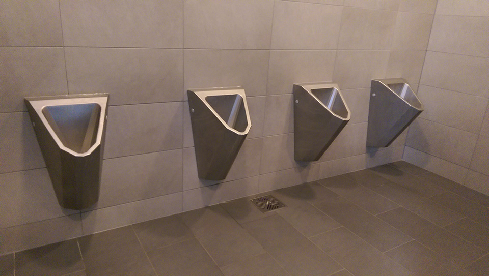 WC Anlage von August Renschler mit wasserlosen Urinalen vom Typ ASU V2A 